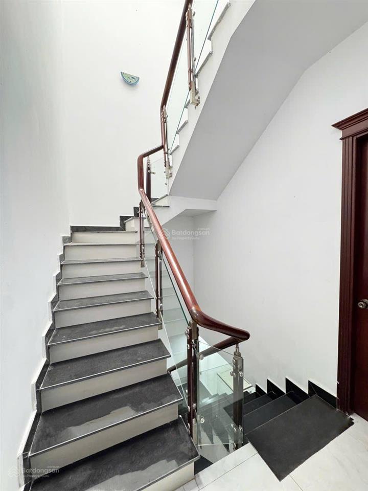 Nhà 1 trệt 3 lầu ( 4 x 16 )  đường 8m xe hơi quay đầu  nhà mới chỉ việc dọn vào ở