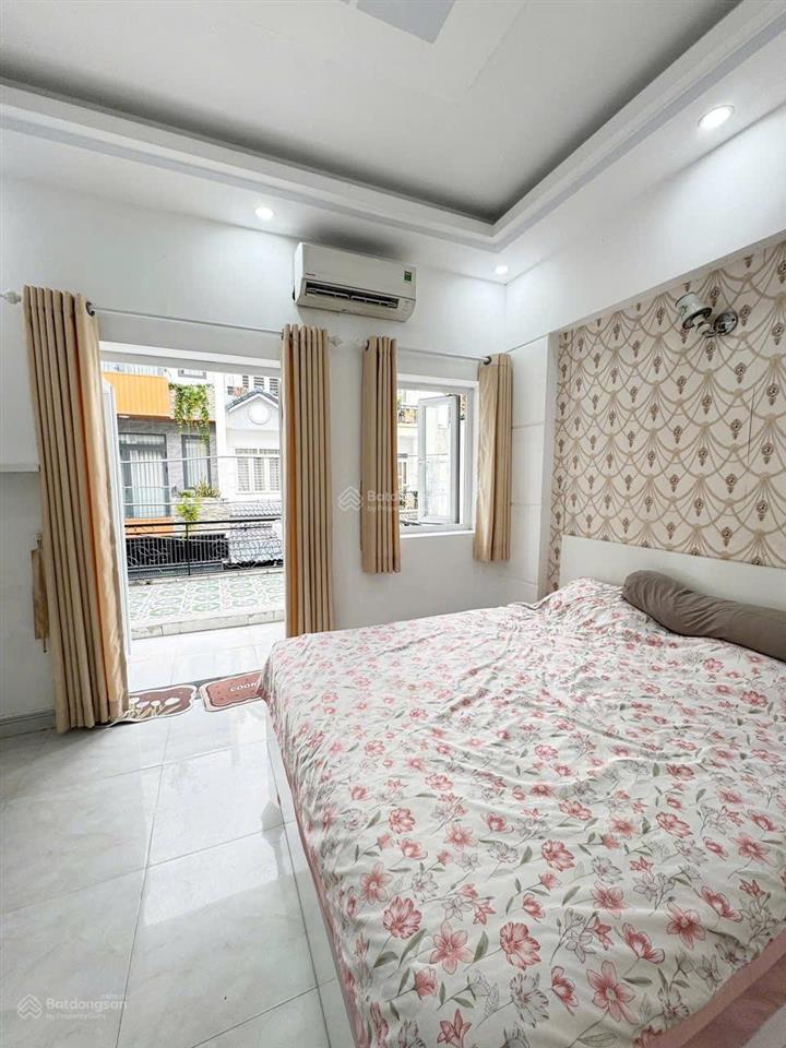 Nhà 1 trệt 3 lầu ( 4 x 16 )  đường 8m xe hơi quay đầu  nhà mới chỉ việc dọn vào ở