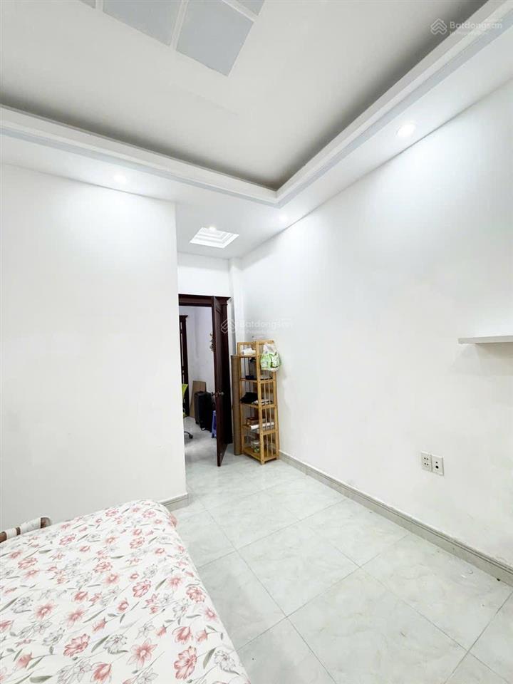 Nhà 1 trệt 3 lầu ( 4 x 16 )  đường 8m xe hơi quay đầu  nhà mới chỉ việc dọn vào ở