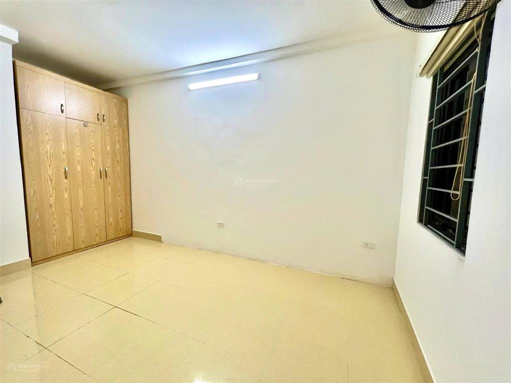 6,3 tỷ. sổ vuông đẹp. lô góc nhìn thẳng ra mặt đường lớn 30 m. phố định công thượng
