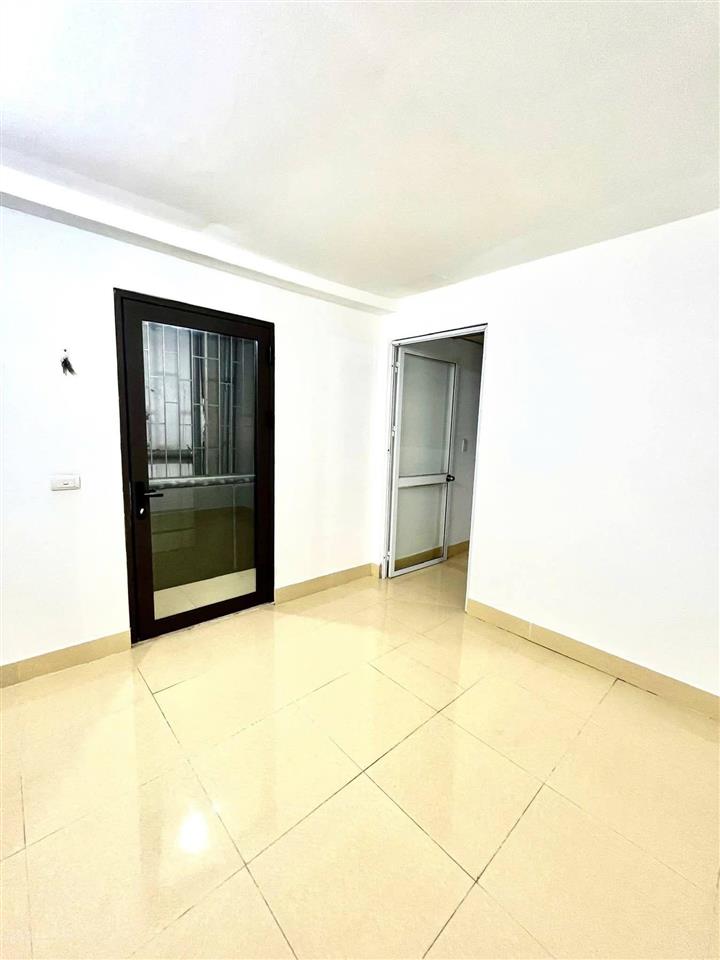 6,3 tỷ. sổ vuông đẹp. lô góc nhìn thẳng ra mặt đường lớn 30 m. phố định công thượng