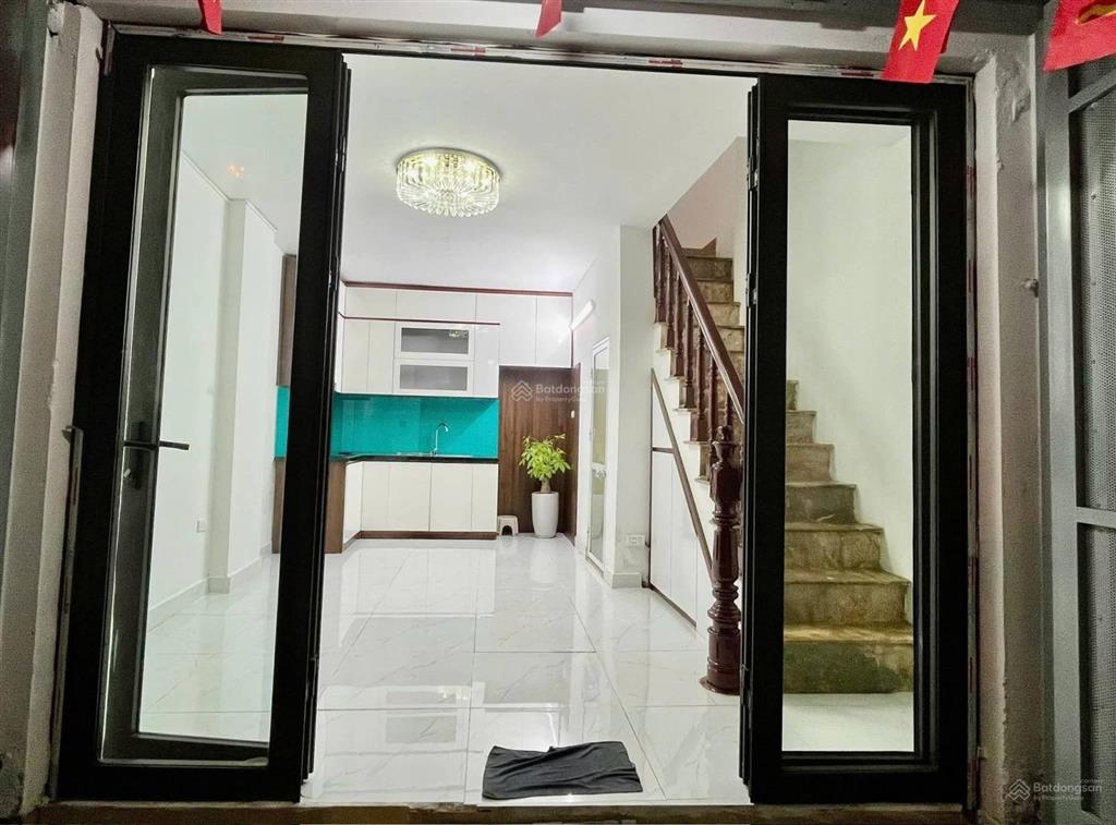 6,3 tỷ. sổ vuông đẹp. lô góc nhìn thẳng ra mặt đường lớn 30 m. phố định công thượng