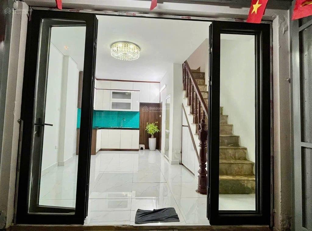 6,1 tỷ. sổ vuông đẹp. lô góc nhìn thẳng ra mặt đường lớn 30 m. phố định công thượng.