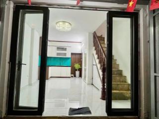 6,1 tỷ. sổ vuông đẹp. lô góc nhìn thẳng ra mặt đường lớn 30 m. phố định công thượng.