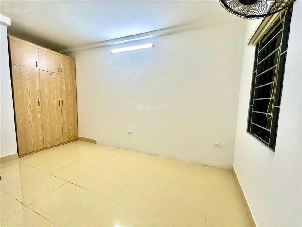 6,1 tỷ. sổ vuông đẹp. lô góc nhìn thẳng ra mặt đường lớn 30 m. phố định công thượng.