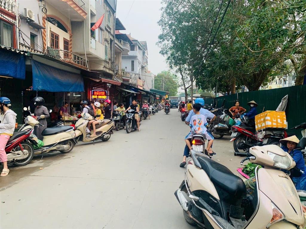 Cần bán gấp nhà mặt hồ điều hoà  chợ trung tâm kinh sần uất