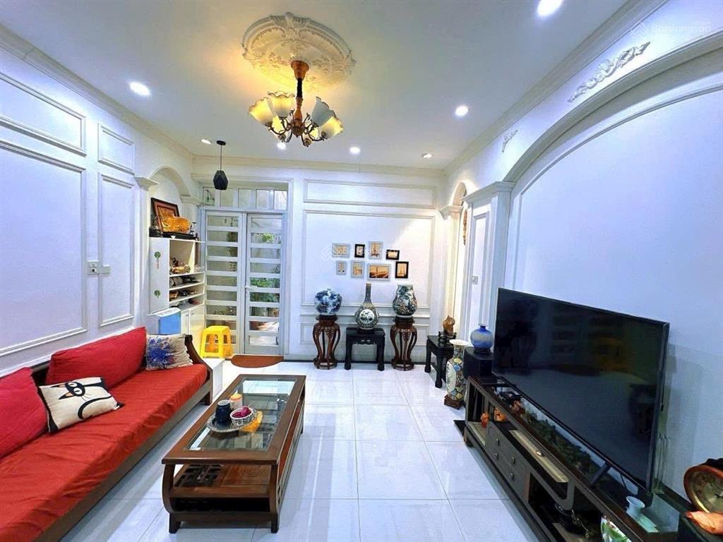 Nhà đẹp ở ngay  oto đậu cửa.
 trung tâm phố thái hà . đống đa.
 60m2  4 tầng  mt 4,2  giá