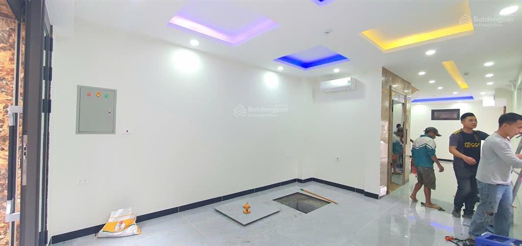 Nguyễn trãi  building lô góc, 7 tầng thang máy xây mới  oto tránh trước cửa, oto dừng đỗ  3 mặt
