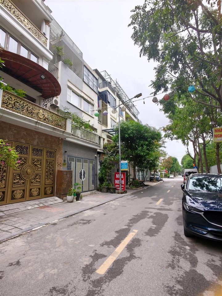 Kđt văn phú hà đông
phân lô vỉa hè rộng  hàng xóm biệt thự vip  nhà đẹp ở ngay  thang máy xịn xò