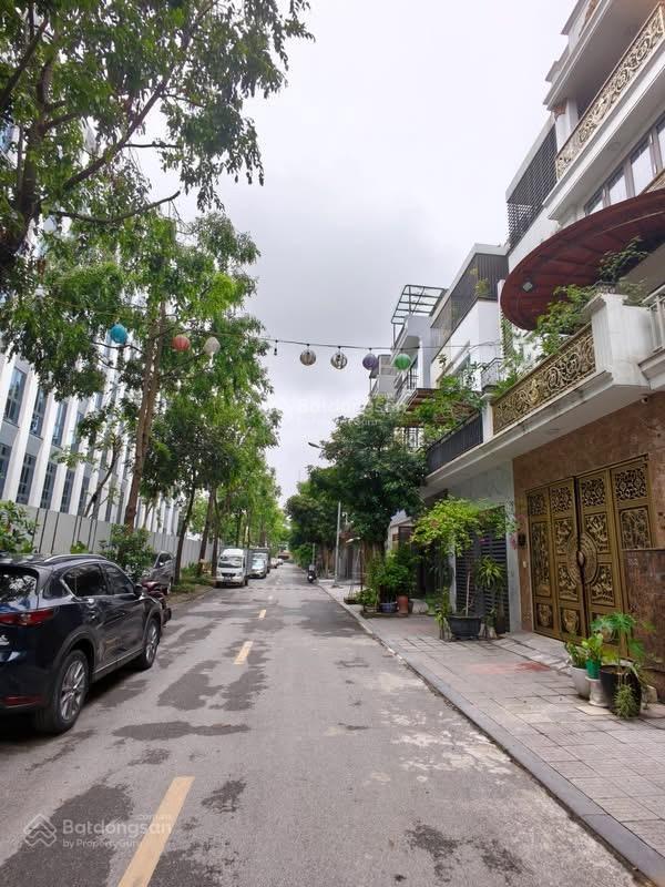 Kđt văn phú hà đông
phân lô vỉa hè rộng  hàng xóm biệt thự vip  nhà đẹp ở ngay  thang máy xịn xò