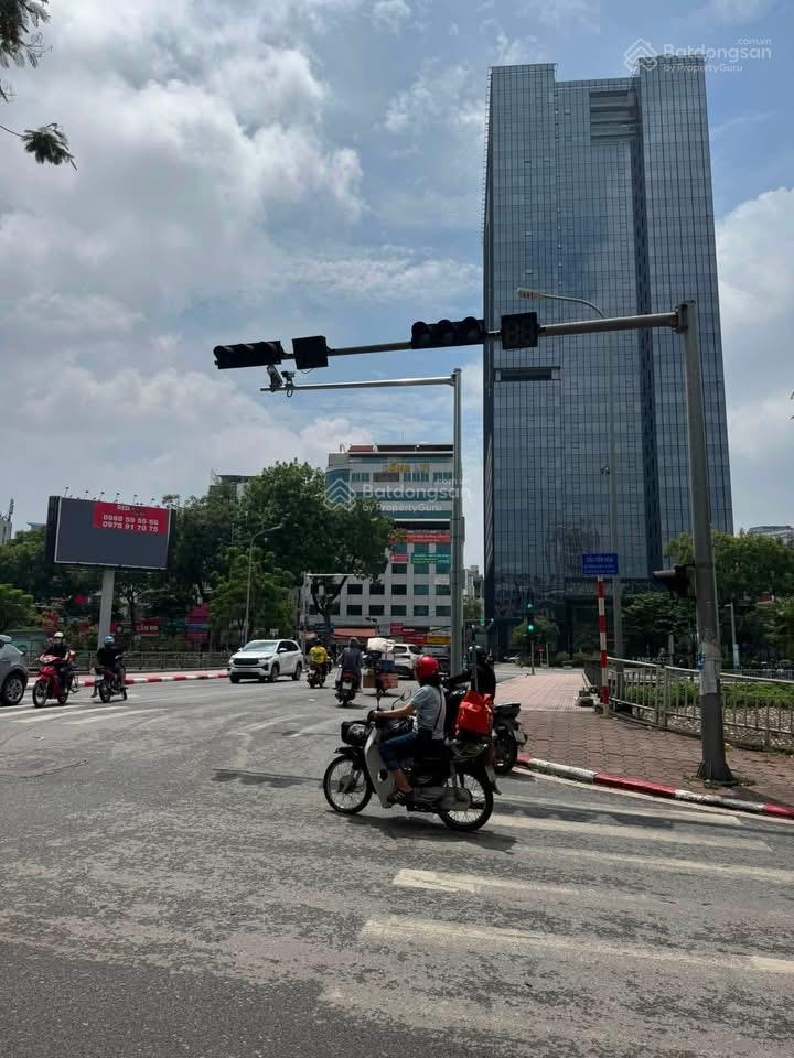 Nguyễn khang. nhà xác định bán đất nên không có gì mô tả. cực kỳ hiếm trên tuyến phố nguyễn khang