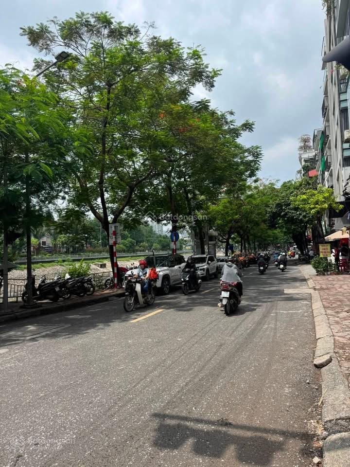 Nguyễn khang. nhà xác định bán đất nên không có gì mô tả. cực kỳ hiếm trên tuyến phố nguyễn khang