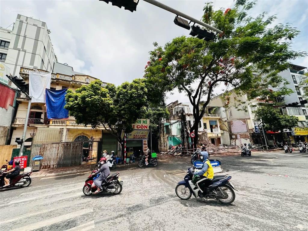 Nguyễn khang. nhà xác định bán đất nên không có gì mô tả. cực kỳ hiếm trên tuyến phố nguyễn khang
