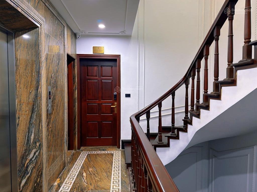 Mặt phố vip cầu giấy  vỉa hè rộng  ô tô 2 chiều  sát đường vành đai 2.5  khu đất phân lô  2 th