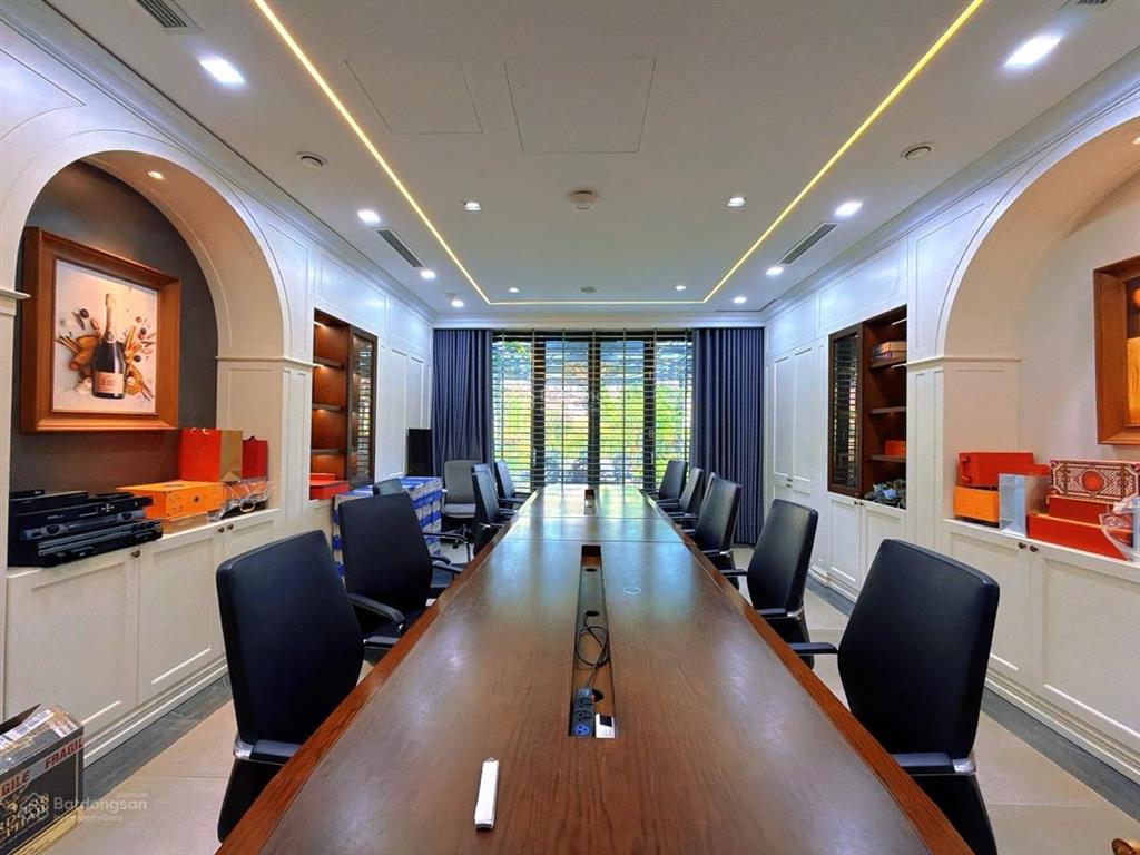 Mặt phố vip cầu giấy  vỉa hè rộng  ô tô 2 chiều  sát đường vành đai 2.5  khu đất phân lô  2 th