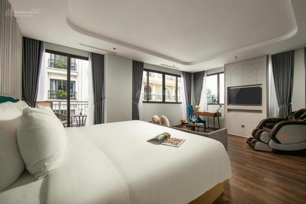 Siêu khách sạn 15 tầng phố cổ view hồ gươm  mặt phố gia ngư, cách "hàm cá mập" 30m, ba bước chân