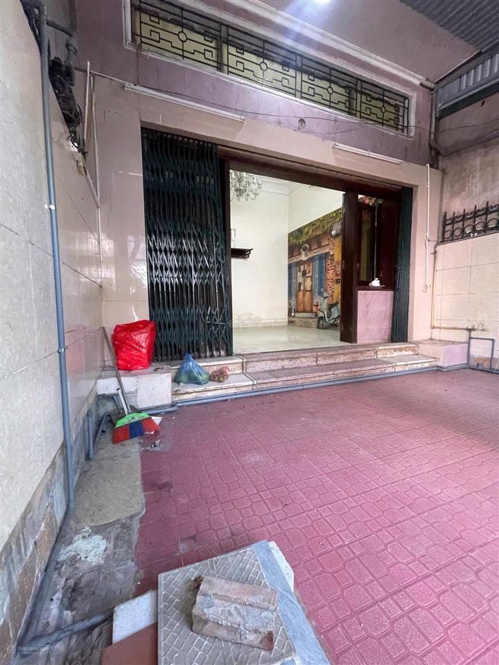 Cho thuê nhà nguyên căn lãng yên, hai bà trưng. 86m2 x 3 tầng. 6pn, giá 18tr/tháng.
số vệ sinh 3
n