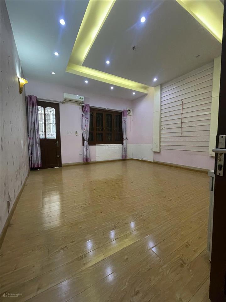 Cho thuê nhà nguyên căn lãng yên, hai bà trưng. 86m2 x 3 tầng. 6pn, giá 18tr/tháng.
số vệ sinh 3
n