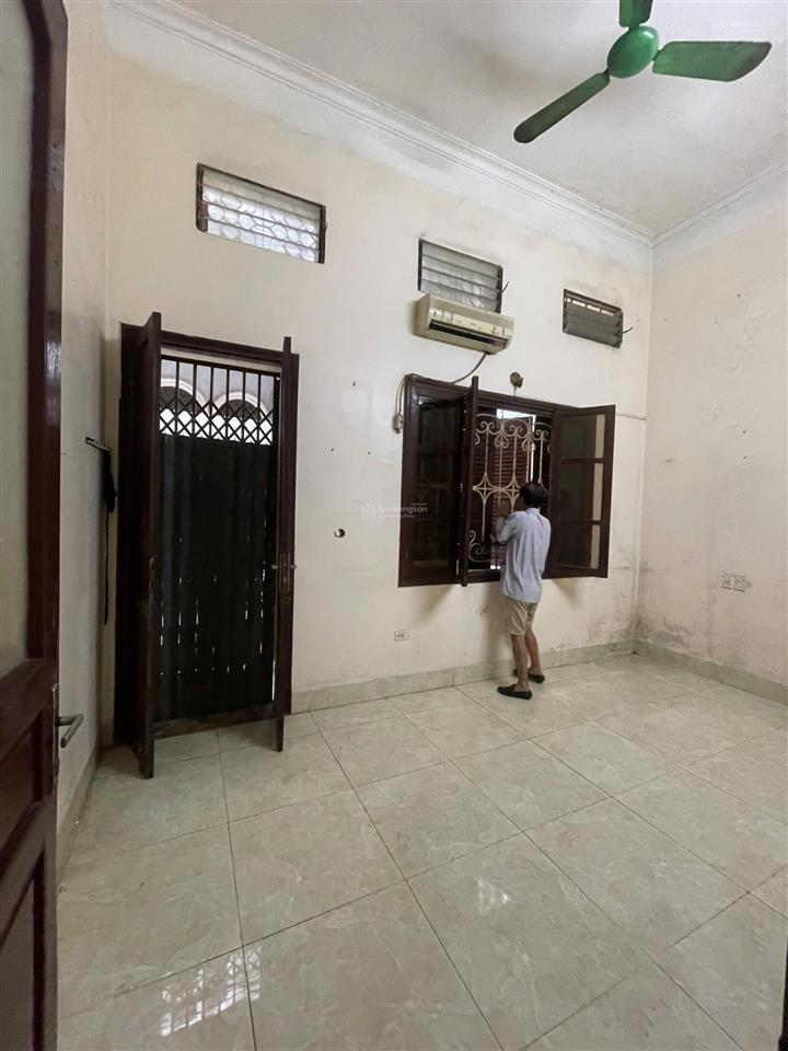 Cho thuê nhà nguyên căn lãng yên, hai bà trưng. 86m2 x 3 tầng. 6pn, giá 18tr/tháng.
số vệ sinh 3
n