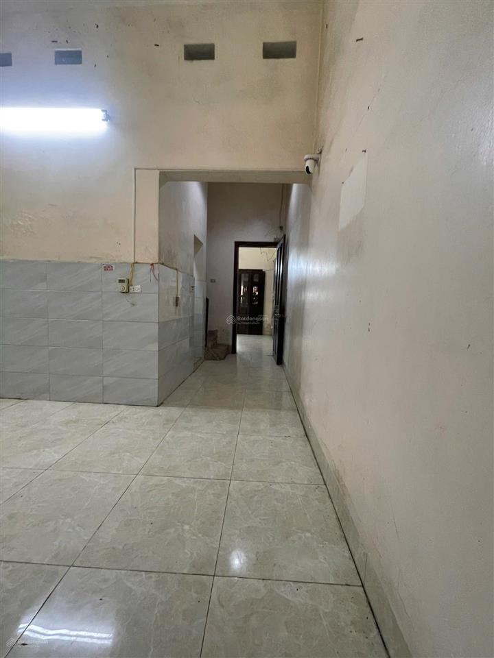 Cho thuê nhà nguyên căn lãng yên, hai bà trưng. 86m2 x 3 tầng. 6pn, giá 18tr/tháng.
số vệ sinh 3
n