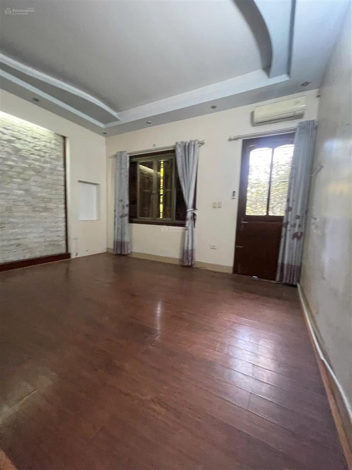 Cho thuê nhà nguyên căn lãng yên, hai bà trưng. 86m2 x 3 tầng. 6pn, giá 18tr/tháng.
số vệ sinh 3
n