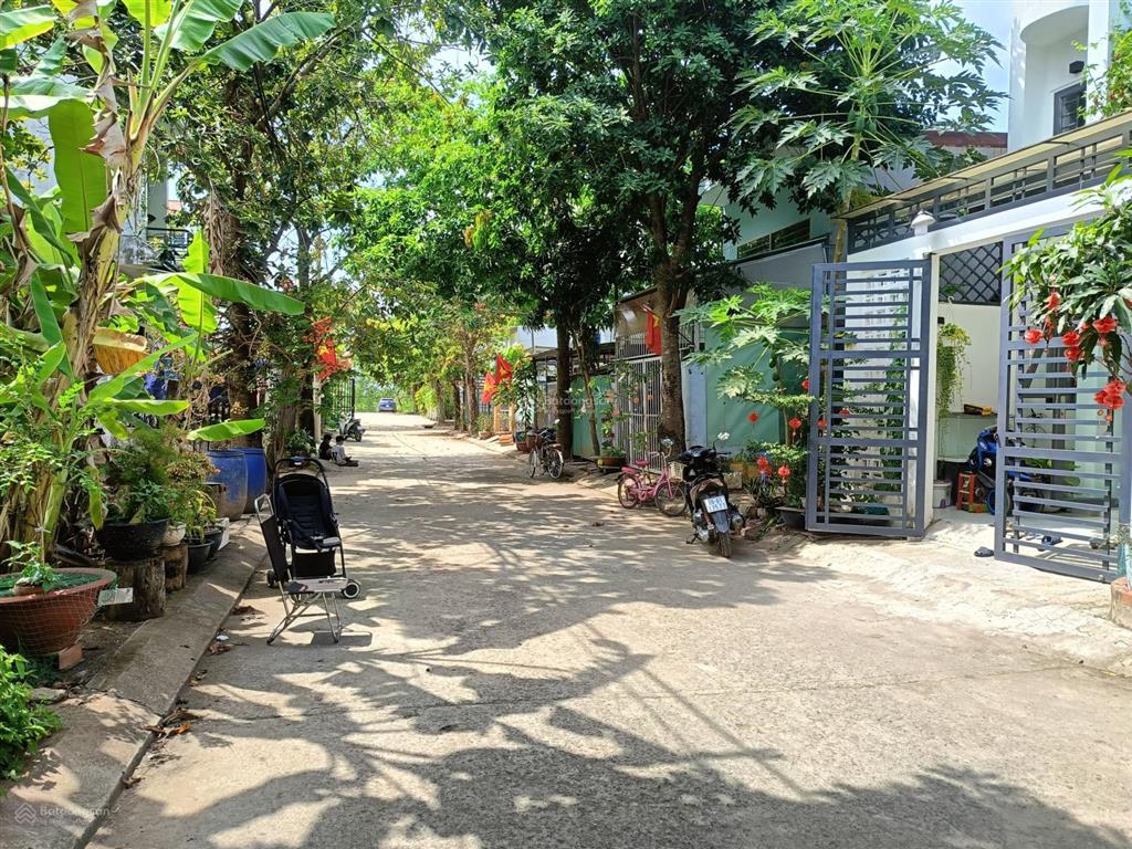 Hàng siêu hiếm ngang 5m + giáp rạch, dt ~156m2 (5x31,2m), 104m2 thổ cư, 51m2 đất vườn, p long phước