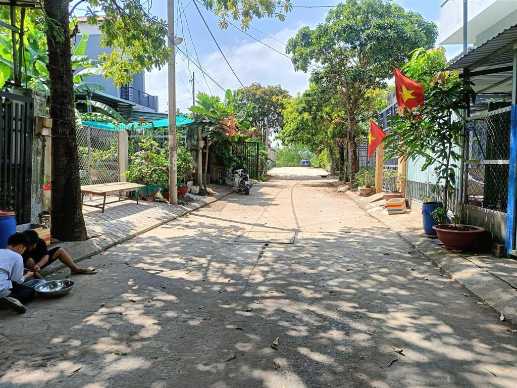 Hàng siêu hiếm ngang 5m + giáp rạch, dt ~156m2 (5x31,2m), 104m2 thổ cư, 51m2 đất vườn, p long phước