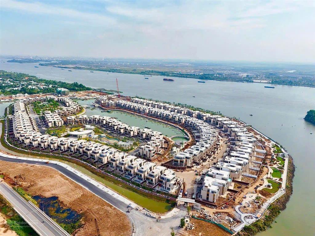 Hàng siêu hiếm ngang 5m + giáp rạch, dt ~156m2 (5x31,2m), 104m2 thổ cư, 51m2 đất vườn, p long phước