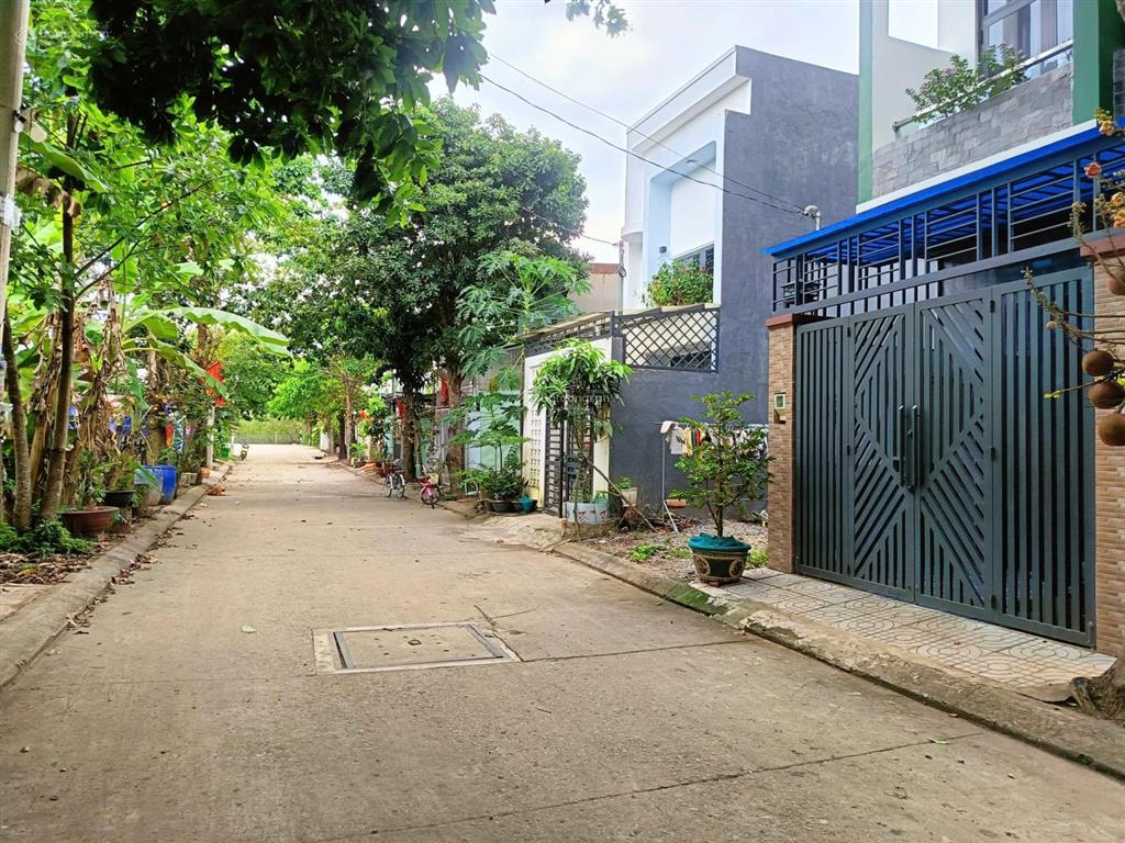 Hàng siêu hiếm ngang 5m + giáp rạch, dt ~156m2 (5x31,2m), 104m2 thổ cư, 51m2 đất vườn, p long phước