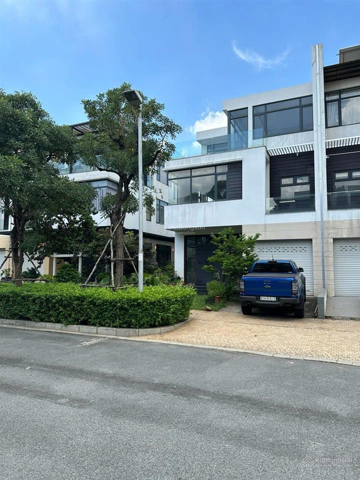 Bán gấp bt lucasta villa, 30 tỷ còn tl, 230m2, 1t 2l, siêu hot tại liên phường, p. phú hữu, q9, hcm