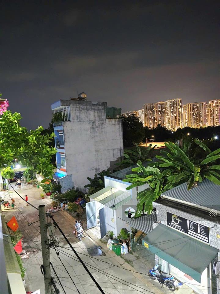 Nhà 3 tầng đường 8m gần vinhomes grand park,54m2,4pn,sân thượng đẹp,giá chỉ 5.4 tỷ, hiếm có căn bán
