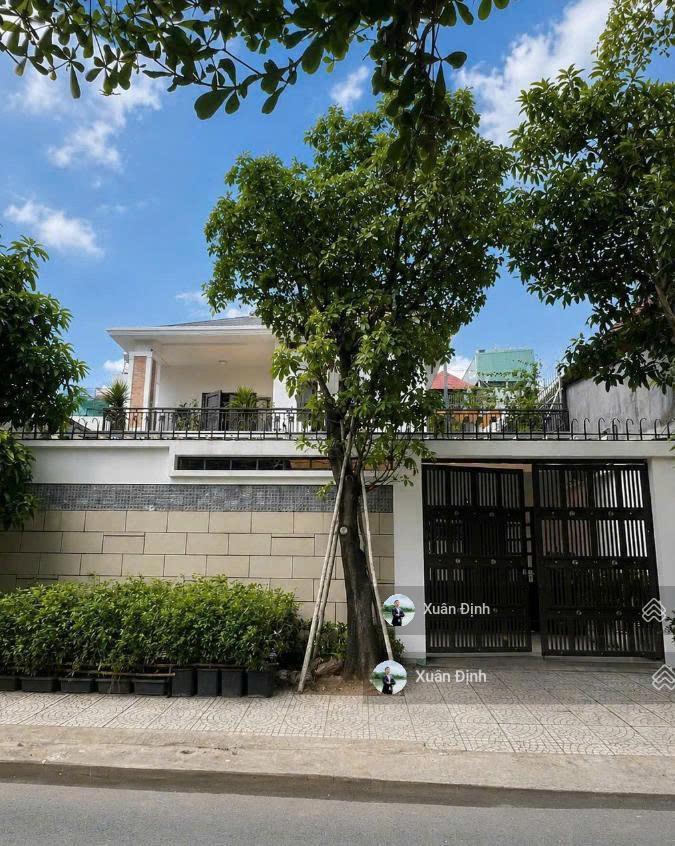 Biệt thự sân vườn phước bình quận 9 thủ đức cũ 351m2 ngang 12m hồ bơi riêng sổ hồng riêng giá 33 tỷ