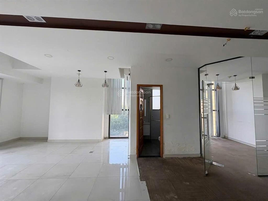 Trống sẵn  cho thuê vp căn góc, có phòng riêng, đăng ký được gpkd