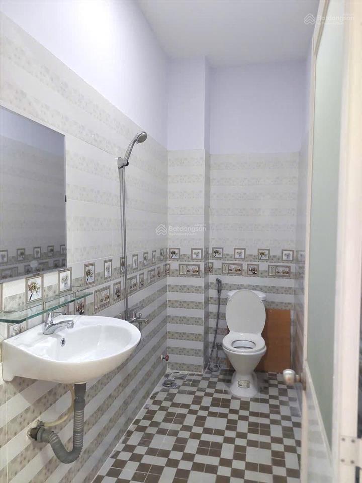 Nhà 4,5x13 3 lầu 4pn 5wc, đường tỉnh lộ 10, 12 triệu/tháng. sđt 0779 561 ***.