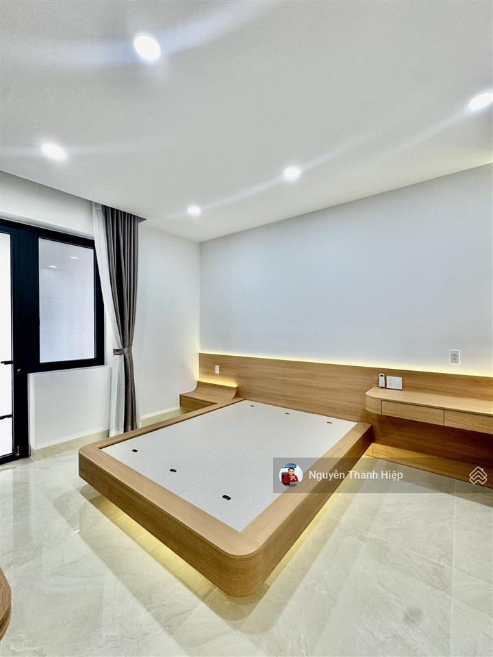Cho thuê nhà mới gói 5 mỹ gia, đường thông, hướng mát, full nội thất, giá chỉ 35 triệu/tháng.