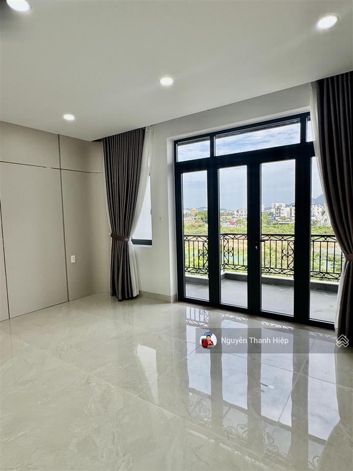 Cho thuê nhà mới gói 5 mỹ gia, đường thông, hướng mát, full nội thất, giá chỉ 35 triệu/tháng.