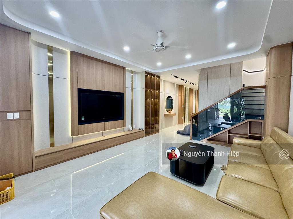 Cho thuê nhà mới gói 5 mỹ gia, đường thông, hướng mát, full nội thất, giá chỉ 35 triệu/tháng.