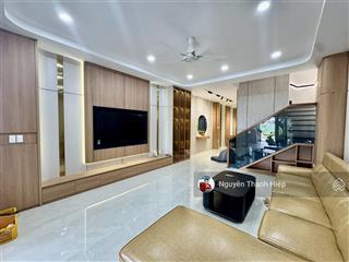Cho thuê nhà mới gói 5 mỹ gia, đường thông, hướng mát, full nội thất, giá chỉ 35 triệu/tháng.