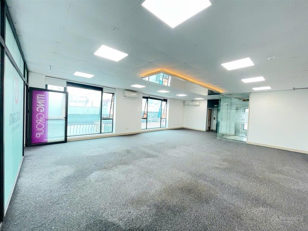 Cho thuê vp 110m2 số 9a mặt phố nguyễn xiển lô góc view kính, có hầm để xe giá chỉ 22 triệu