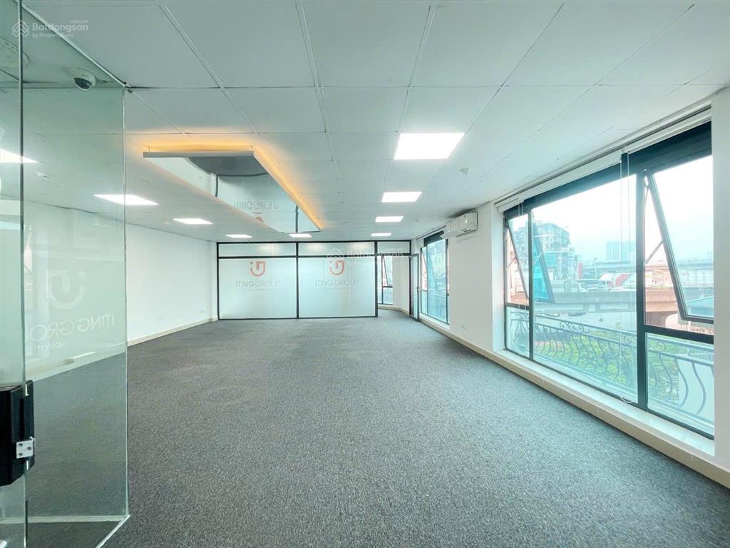 Cho thuê vp 110m2 số 9a mặt phố nguyễn xiển lô góc view kính, có hầm để xe giá chỉ 22 triệu
