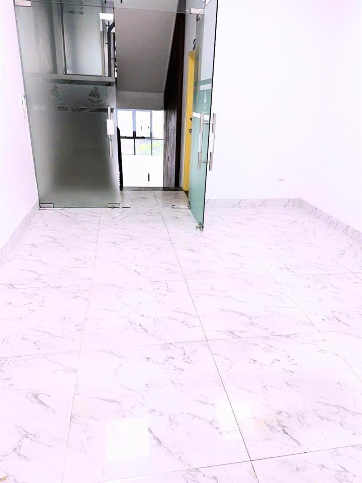 Chính chủ cho thuê vp 75m2 ngõ 2 trần vỹ sát ga tàu lê đức thọ view kính cực thoáng, giá 15 triệu