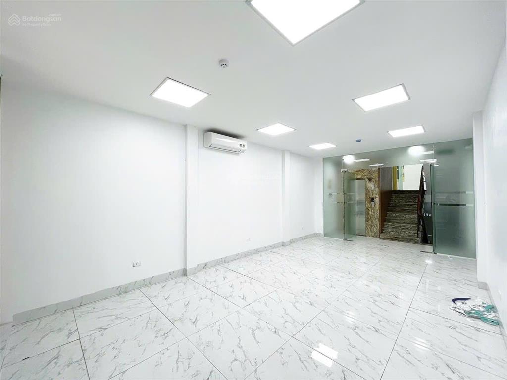 Chính chủ cho thuê vp 75m2 ngõ 2 trần vỹ sát ga tàu lê đức thọ view kính cực thoáng, giá 15 triệu