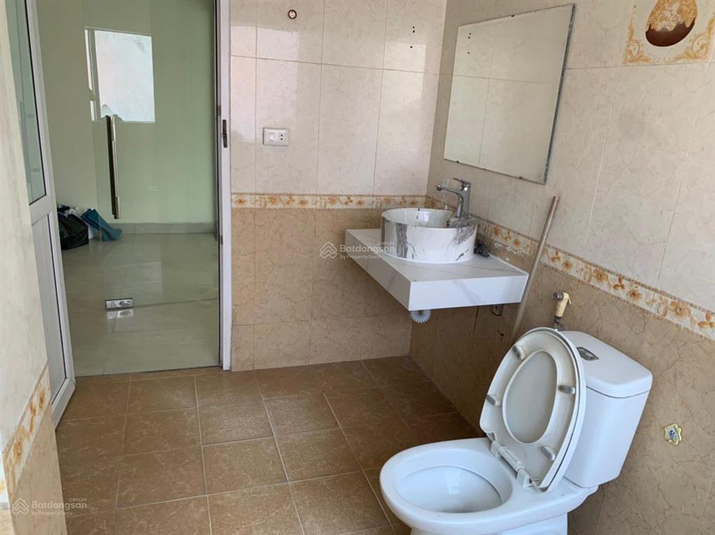 Cho thuê văn phòng 45m2 tầng lửng ngõ 106 hoàng quốc việt, nhà lô góc 2 mặt thoáng giá chỉ 8 triệu