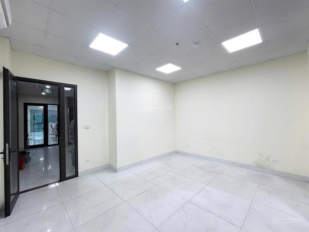 Cho thuê vp 30m2 đường trần vỹ nhà mới keng hướng đông nam, view cực thoáng giá ưu đãi chỉ 6 triệu