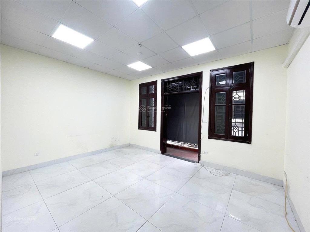 Cho thuê vp 30m2 đường trần vỹ nhà mới keng hướng đông nam, view cực thoáng giá ưu đãi chỉ 6 triệu