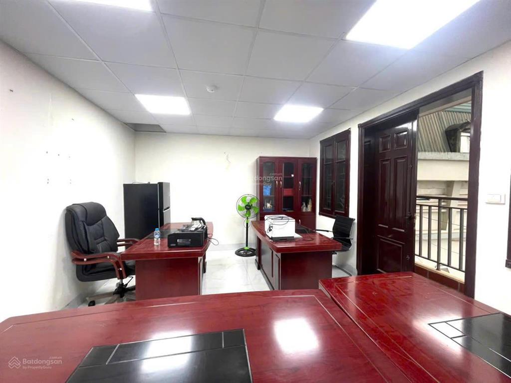 Cho thuê vp 30m2 đường trần vỹ nhà mới keng hướng đông nam, view cực thoáng giá ưu đãi chỉ 6 triệu