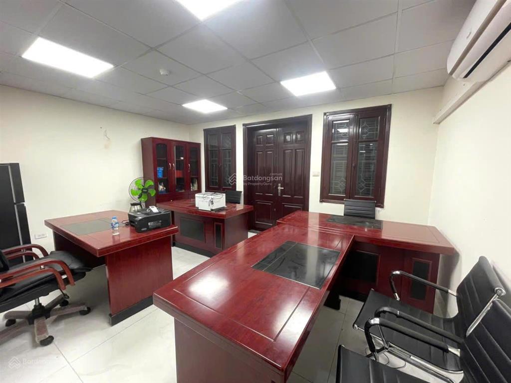Cho thuê vp 30m2 đường trần vỹ nhà mới keng hướng đông nam, view cực thoáng giá ưu đãi chỉ 6 triệu