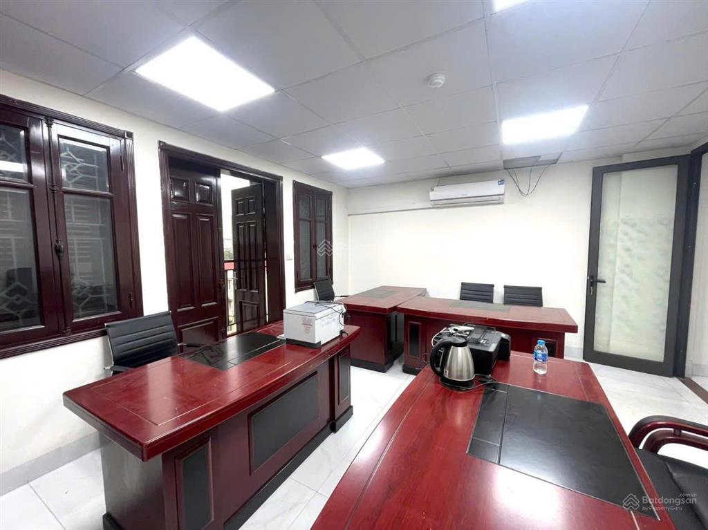 Cho thuê vp 30m2 đường trần vỹ nhà mới keng hướng đông nam, view cực thoáng giá ưu đãi chỉ 6 triệu