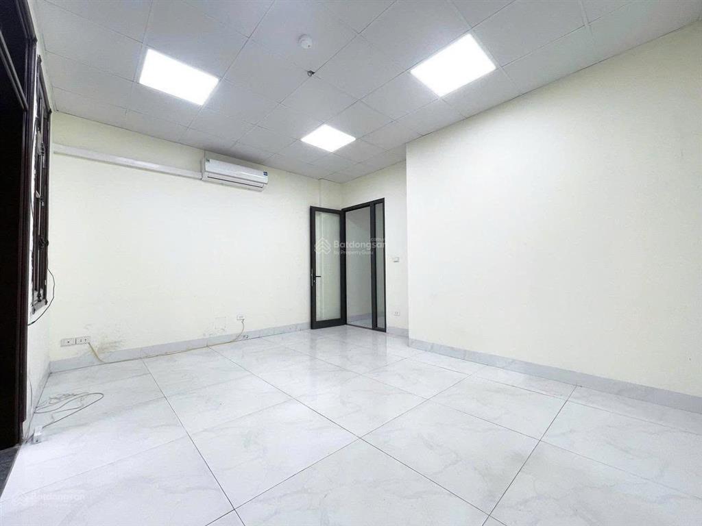 Cho thuê vp 30m2 đường trần vỹ nhà mới keng hướng đông nam, view cực thoáng giá ưu đãi chỉ 6 triệu