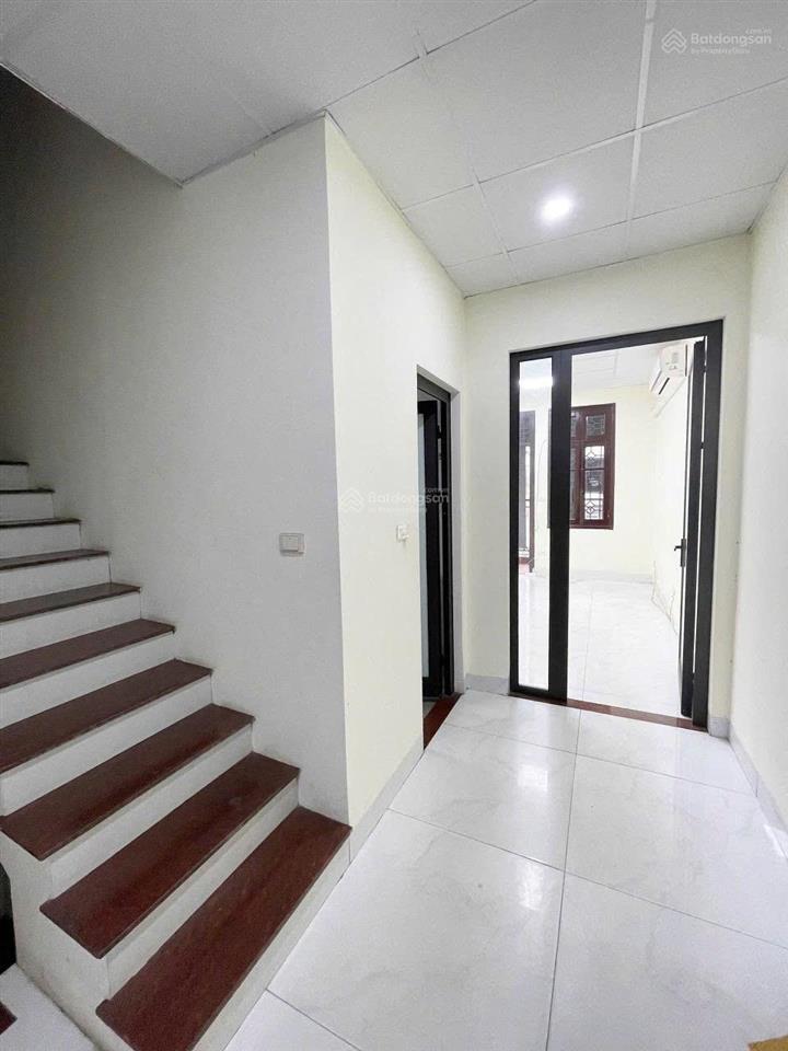 Chính chủ cho thuê vp nhà mới keng 70m2 view cực thoáng mặt tiền ốp kính phố trần vỹ, giá chỉ 14tr